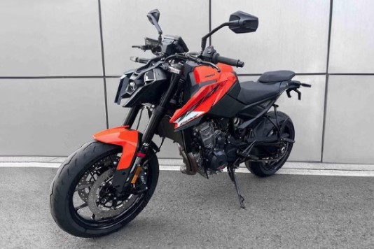 В 2027 году KTM 790 Duke предстал перед публикой с более острым дизайном, той же мощностью в 95 л.с. и обещанием стать мощным среднеразмерным мотоциклом