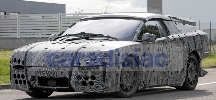 Будущий электромобиль Ferrari Luce, все еще покрытый плотной маскировкой, продолжает испытания в Маранелло